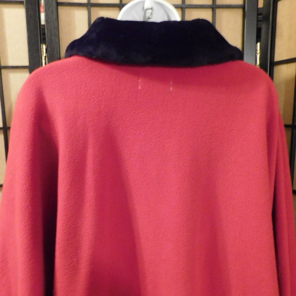 LEMODA RED CAPE - Picture 5 of 8